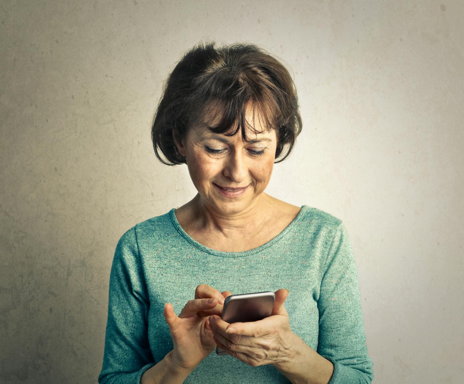 Yaşlı bir kadın akıllı telefonundan fiziktedavi.ai sohbet asistanına şikayetini yazıyor