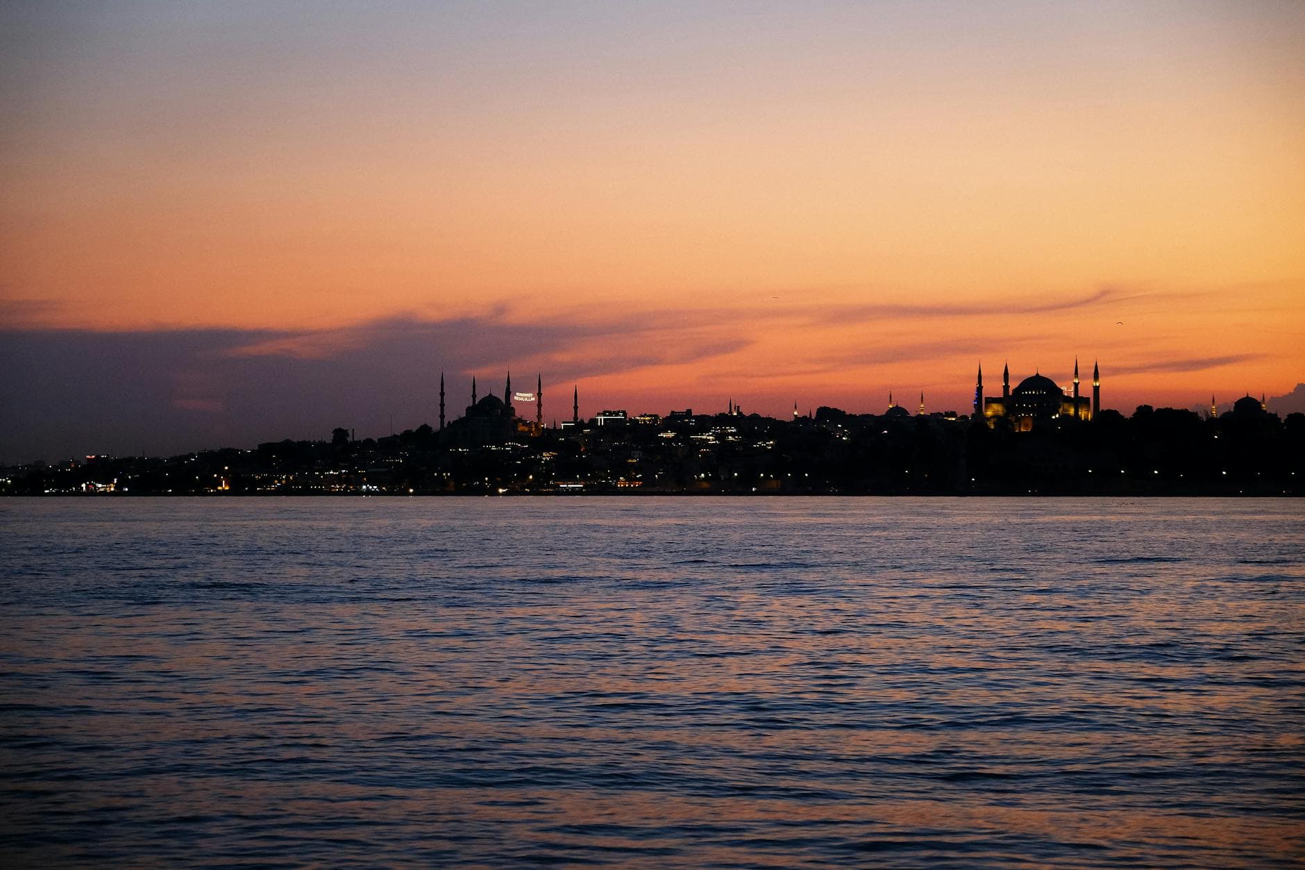 İstanbul siluetinde alacakaranlık — Boğaz manzarası